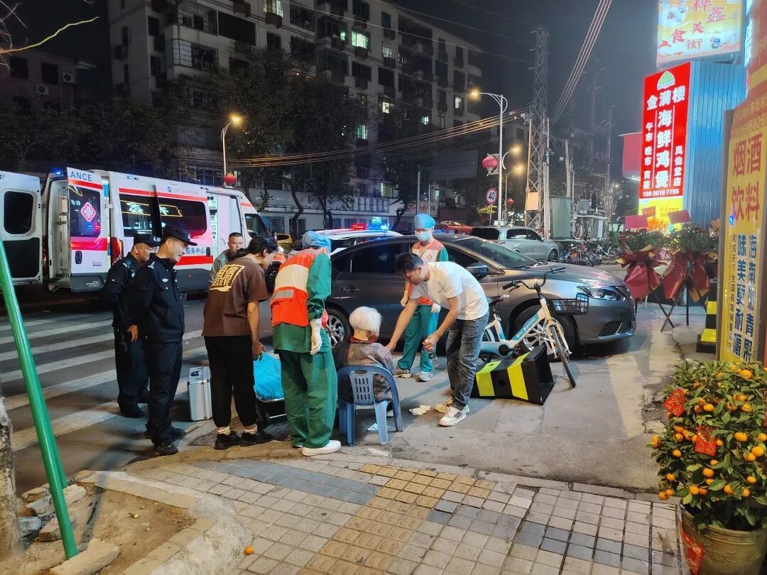 九旬阿婆摔倒街头，广州街坊“抢着扶”还要垫药费！阿婆女儿次日一大早登门致谢