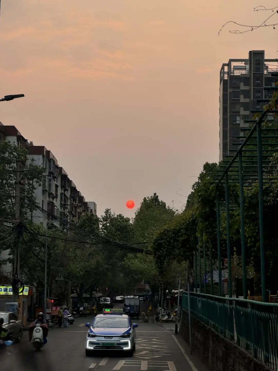 昆明又出现“血红太阳”了!原因是…… 昆明又出现“血红太阳”了!原因是……