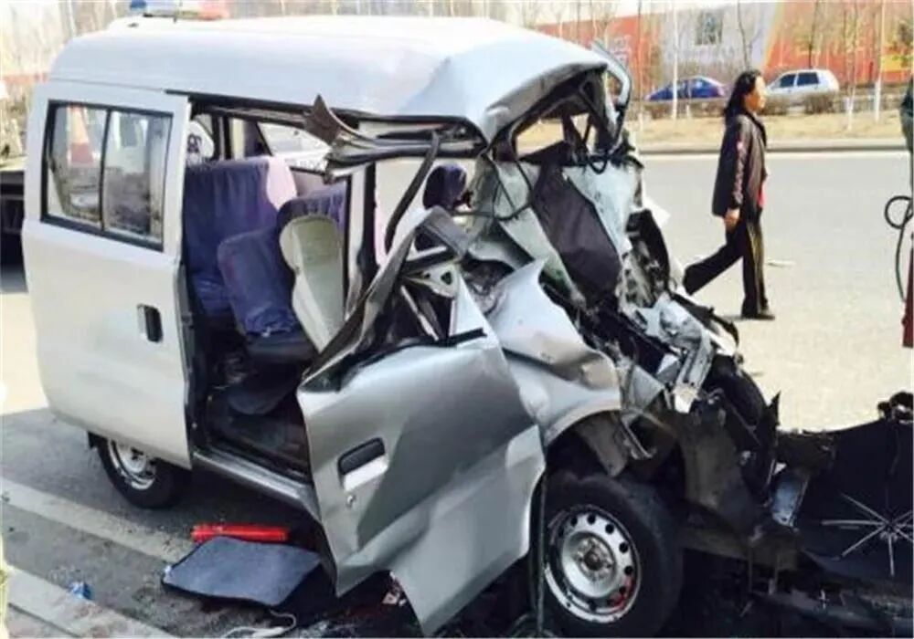 3人蜷缩后备箱…银川一客车核载5人硬塞8人 3人蜷缩后备箱…银川一客车核载5人硬塞8人