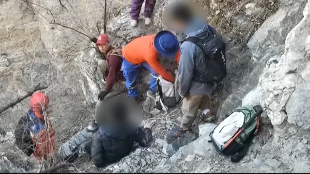 北京突发：受伤男子被困悬崖，房山蓝天6小时救援