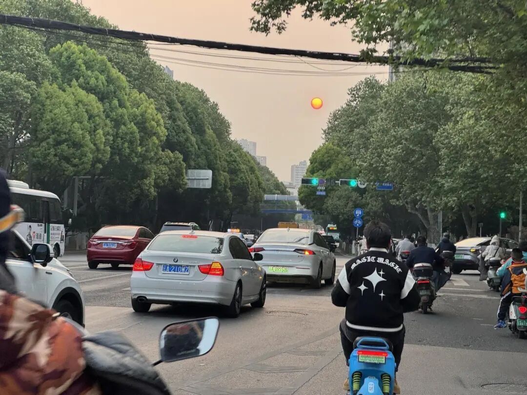 昆明又出现“血红太阳”了!原因是…… 昆明又出现“血红太阳”了!原因是……