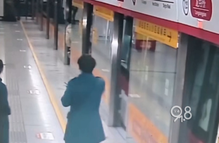 杭州地铁内，女乘客突发疾病，工作人员飞奔前往！家属发文