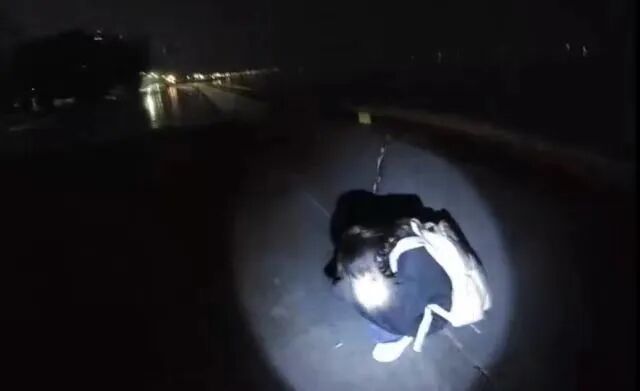 杭州小情侣凌晨闹矛盾，谁也不理谁，女辅警拿出照片竟发挥奇效...