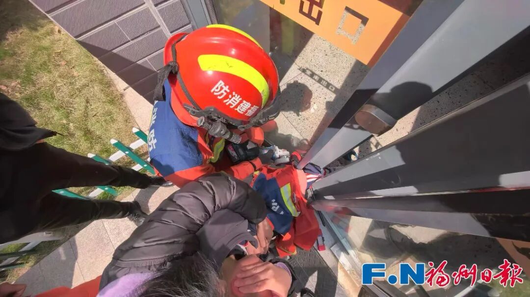 又有“小孩哥”被卡！消防员一句话秒破防