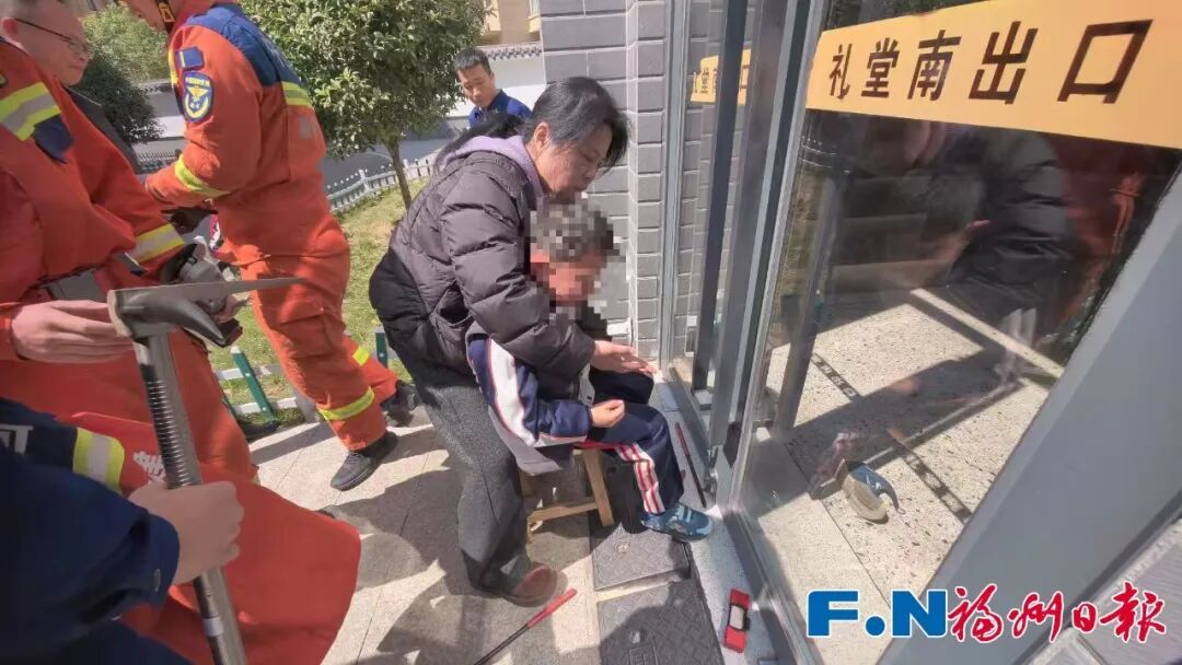 又有“小孩哥”被卡！消防员一句话秒破防