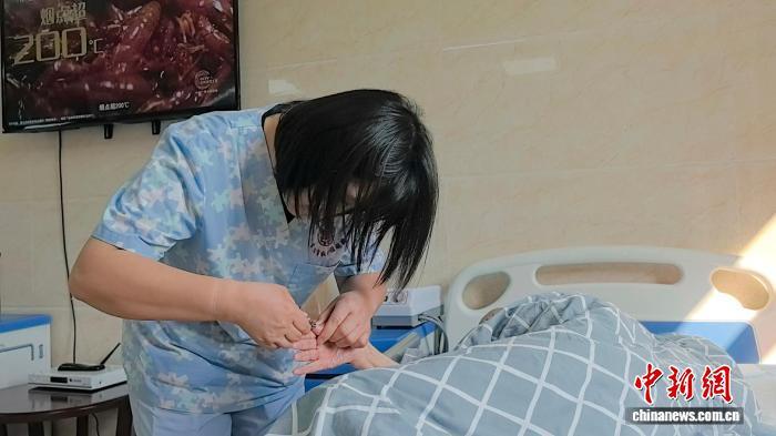 从被照料者到守护者：一名福利院“女儿”的温情接力