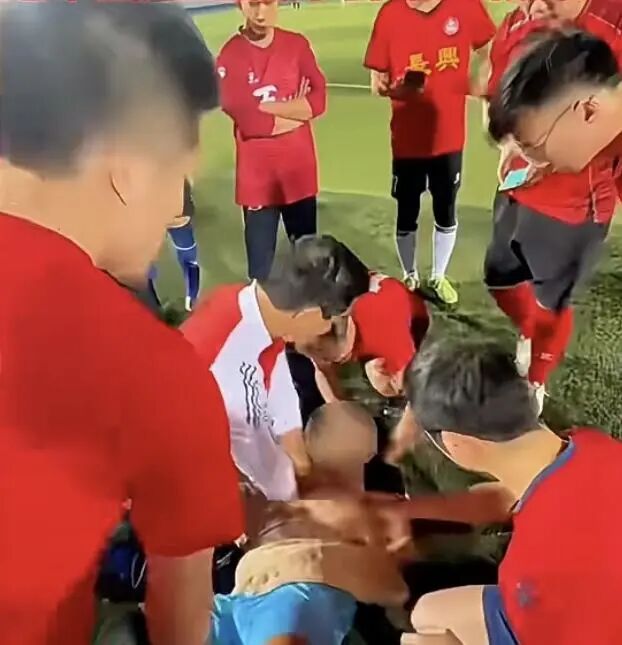 广东57岁男子踢球时心脏骤停!医生提醒:“熬夜第二天千万别运动!” 广东57岁男子踢球时心脏骤停!医生提醒:“熬夜第二天千万别运动!”