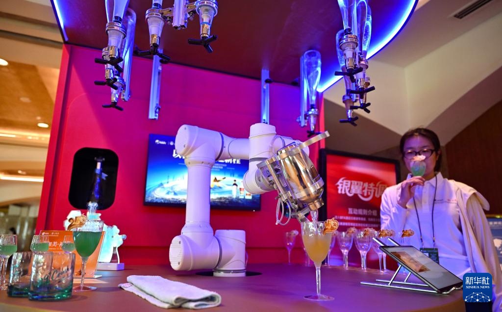 智能机器人赋能博鳌盛会