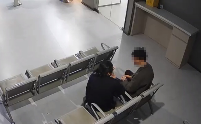 杭州小情侣凌晨闹矛盾，谁也不理谁，女辅警拿出照片竟发挥奇效...