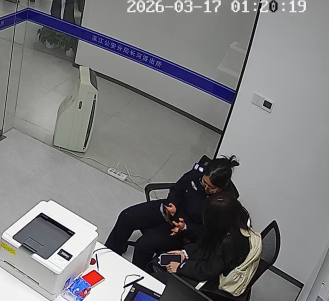 杭州小情侣凌晨闹矛盾，谁也不理谁，女辅警拿出照片竟发挥奇效...