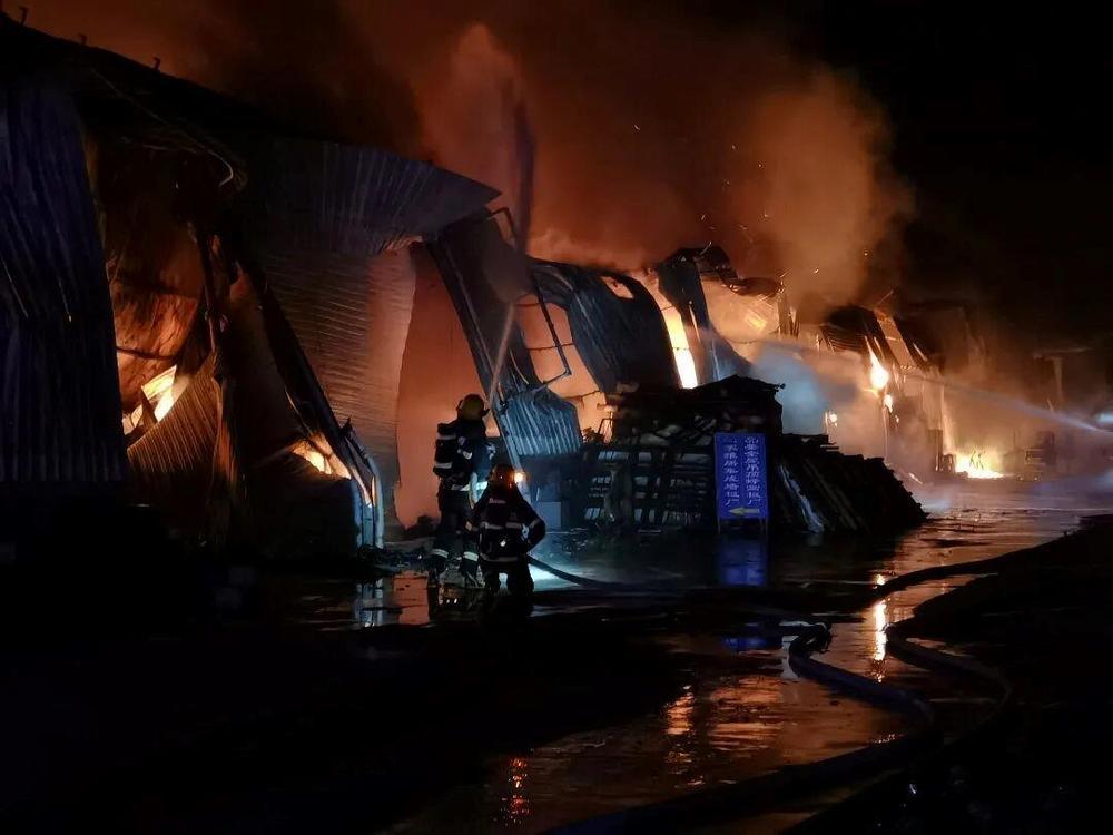 一夜损失800多万！管理疏忽致仓库发生大火 经营者获刑4年