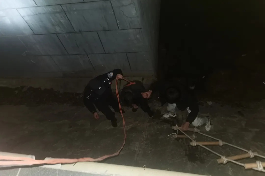 凌晨4时,“00后”民警纵身一跃展开生死营救! 凌晨4时,“00后”民警纵身一跃展开生死营救!