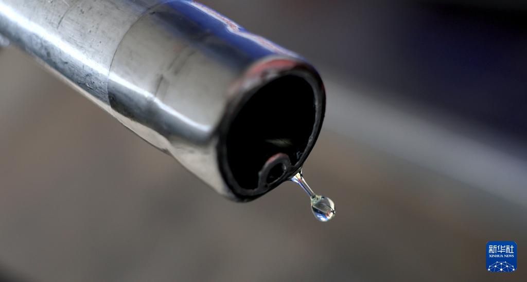 英国加油站燃油价格持续走高 英国加油站燃油价格持续走高