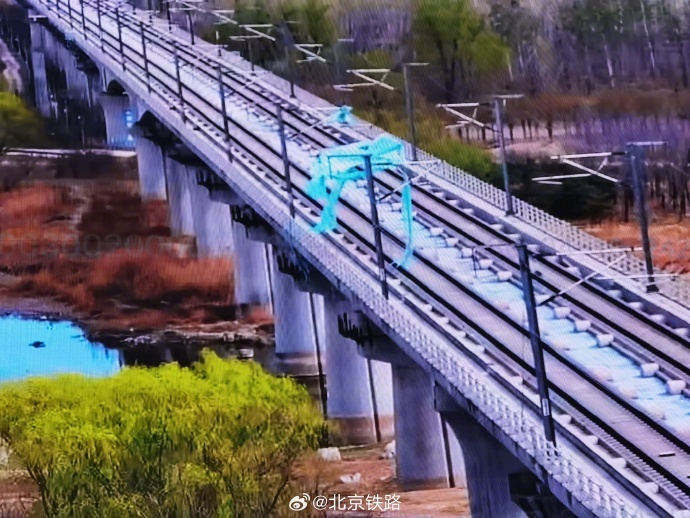 北京铁路通报:京广高铁上行线接触网挂异物,致列车晚点,铁路部门已启动应急预案 北京铁路通报:京广高铁上行线接触网挂异物,致列车晚点,铁路部门已启动应急预案