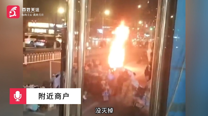 摩托车行驶中瞬间自燃! 骑手跳车后,下一秒火焰喷至两三米高 摩托车行驶中瞬间自燃! 骑手跳车后,下一秒火焰喷至两三米高