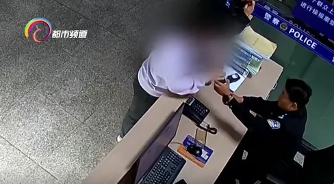 手机突然黑屏,疑似被人控制!民警用一个回形针保住六万块…… 手机突然黑屏,疑似被人控制!民警用一个回形针保住六万块……