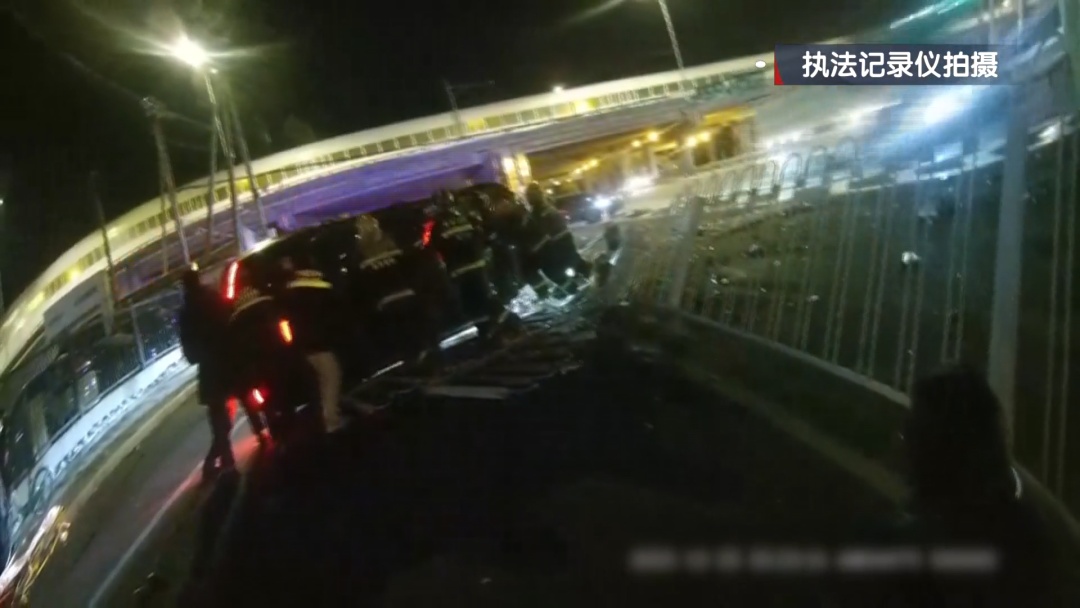 北京一辆轿车撞飞9片护栏后四轮朝天翻倒在地!法院判了! 北京一辆轿车撞飞9片护栏后四轮朝天翻倒在地!法院判了!