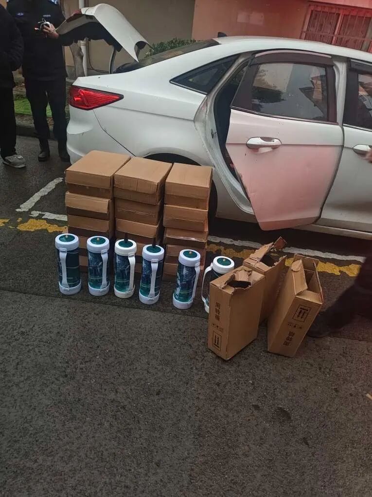 清晨时分鬼鬼祟祟!三男子车内吸食“笑气”被抓现行 清晨时分鬼鬼祟祟!三男子车内吸食“笑气”被抓现行