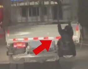 怀疑丈夫出轨,女子竟趁夜色扒车尾跟踪丈夫 怀疑丈夫出轨,女子竟趁夜色扒车尾跟踪丈夫