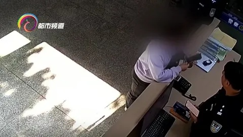 手机突然黑屏,疑似被人控制!民警用一个回形针保住六万块…… 手机突然黑屏,疑似被人控制!民警用一个回形针保住六万块……