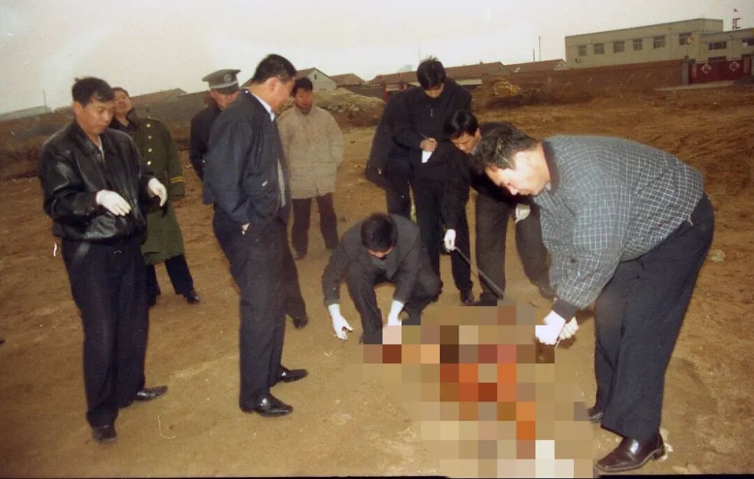 25年前女子殒命工地,警方过筛23.7斤血沙锁定犯罪嫌疑人! 25年前女子殒命工地,警方过筛23.7斤血沙锁定犯罪嫌疑人!
