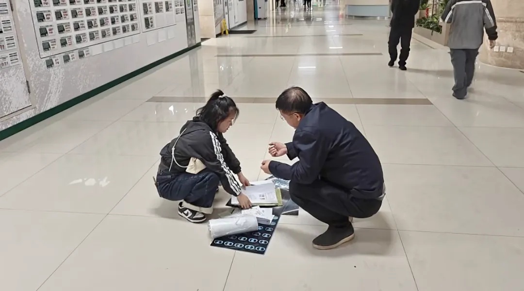 蹲地给患者讲病情的军医，找到了！