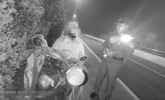 男子刚来杭州，深夜用自制网兜在钱塘江边非法捕捞鳗鱼苗43尾，刚上岸就被抓