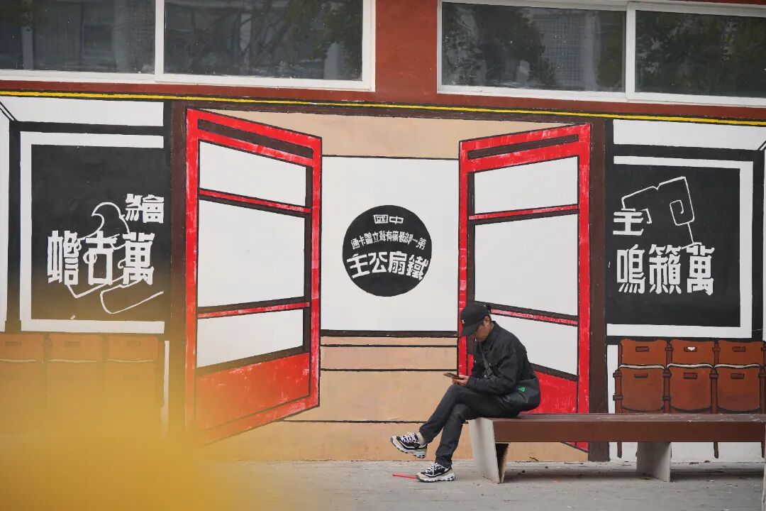 北京胡同里,悄悄多了些“新东西”?电箱穿新衣、路灯有“翅膀”…… 北京胡同里,悄悄多了些“新东西”?电箱穿新衣、路灯有“翅膀”……