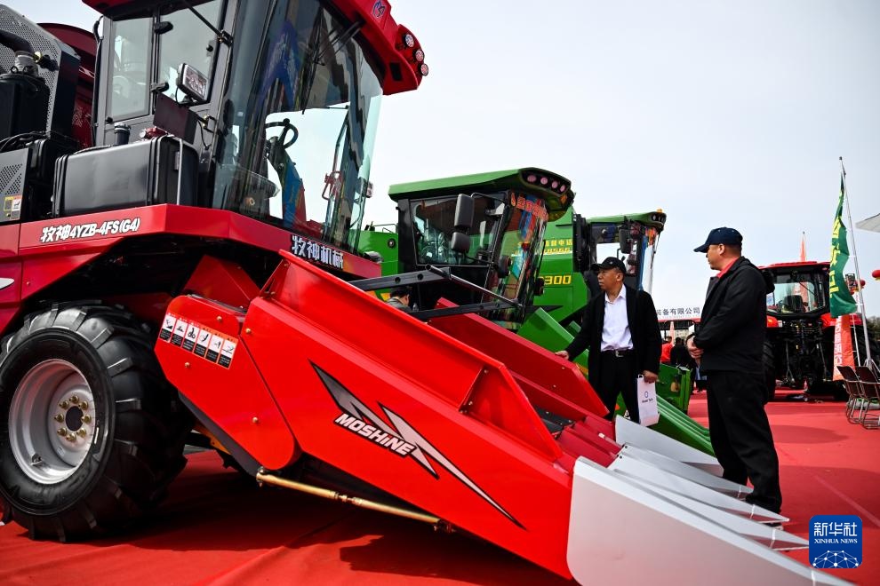 呼和浩特:农博会上人气旺 呼和浩特:农博会上人气旺