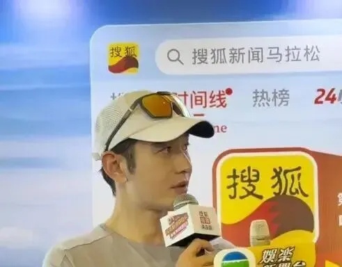 黄晓明亮相马拉松赛场,回应考博失败:会继续考,想做家里第一个博士 黄晓明亮相马拉松赛场,回应考博失败:会继续考,想做家里第一个博士