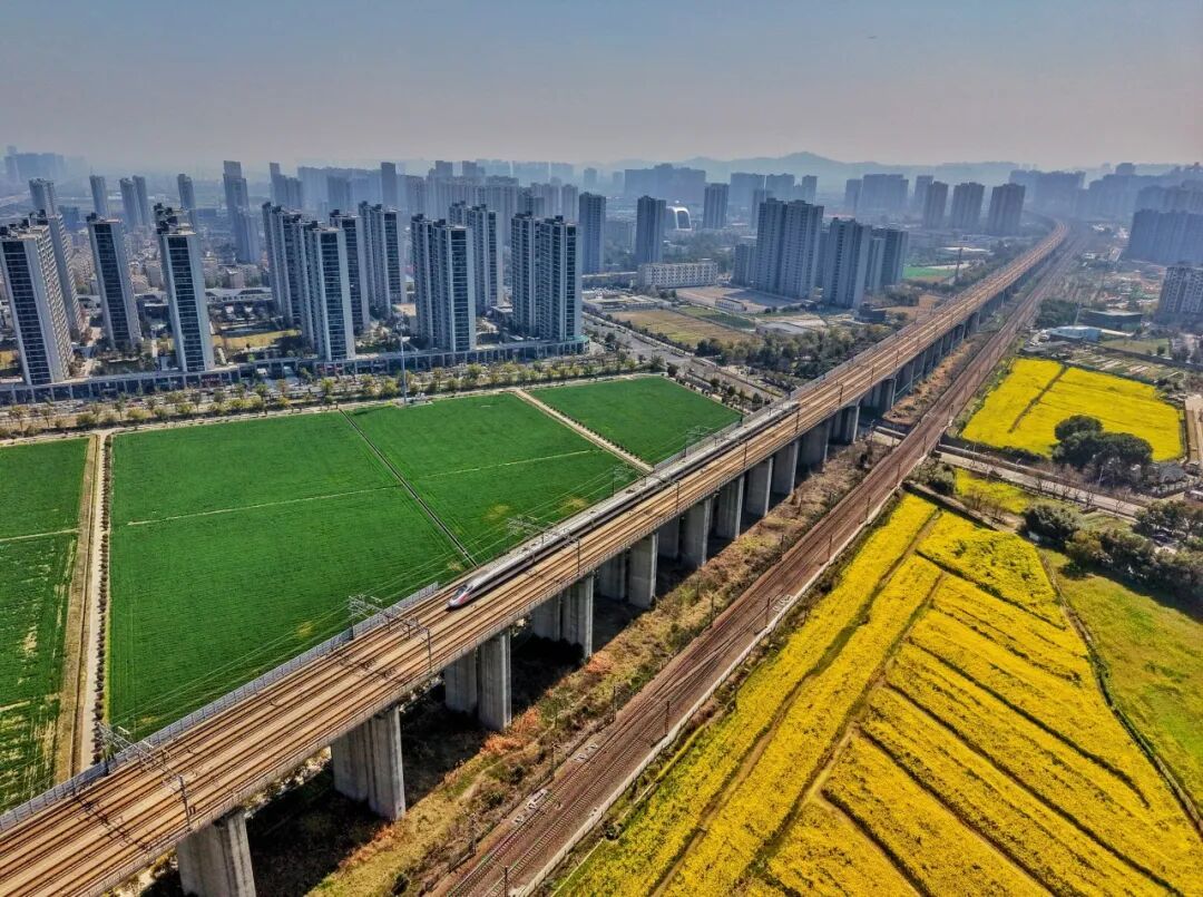 长三角铁路3月31日起至4月7日期间计划增开105对旅客列车，预计单日客发再创新高