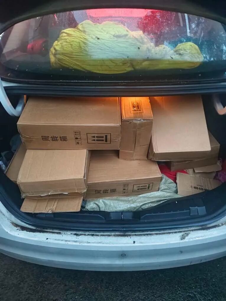 清晨时分鬼鬼祟祟!三男子车内吸食“笑气”被抓现行 清晨时分鬼鬼祟祟!三男子车内吸食“笑气”被抓现行