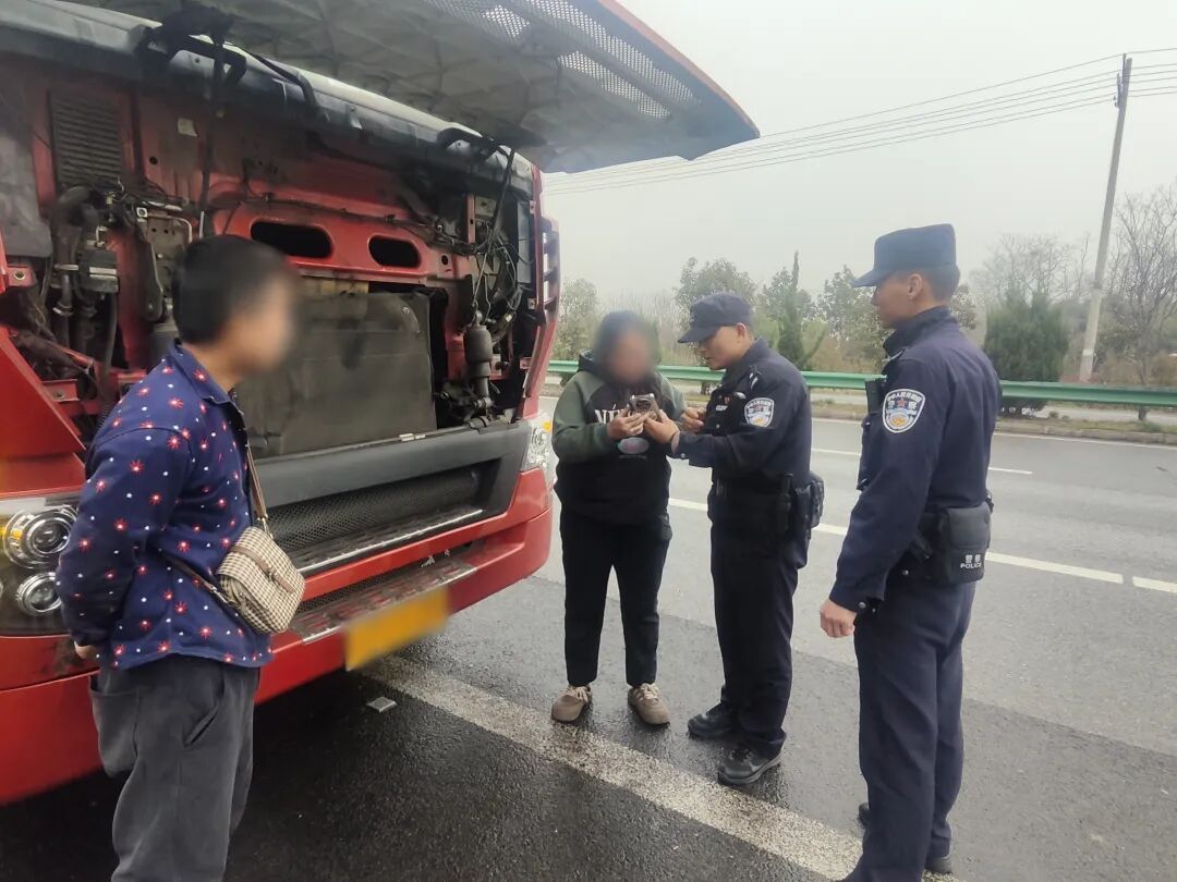 山东女子遭遇诈骗,安徽民警见面劝阻保住115万! 山东女子遭遇诈骗,安徽民警见面劝阻保住115万!