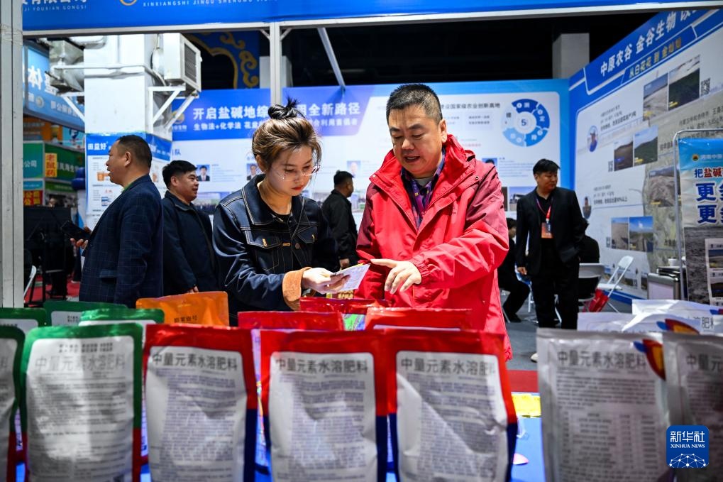 呼和浩特:农博会上人气旺 呼和浩特:农博会上人气旺