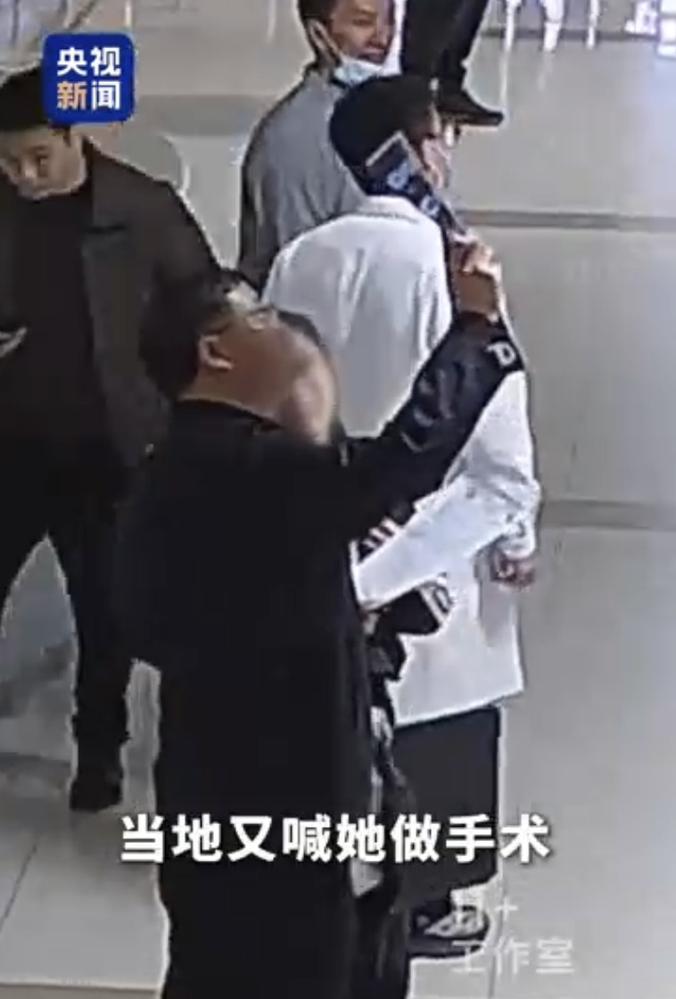 蹲地给患者讲病情的军医，找到了！