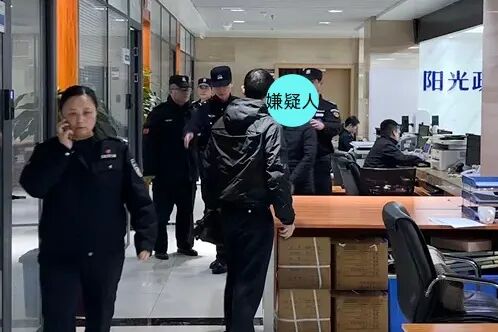 办证窗口来了个在逃人员,“你先喝杯水”...... 办证窗口来了个在逃人员,“你先喝杯水”......