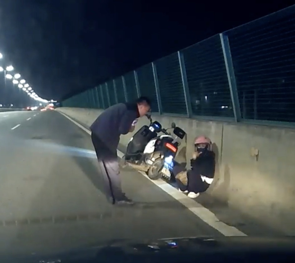 夜晚高架，他果断掉头，救回一条命！