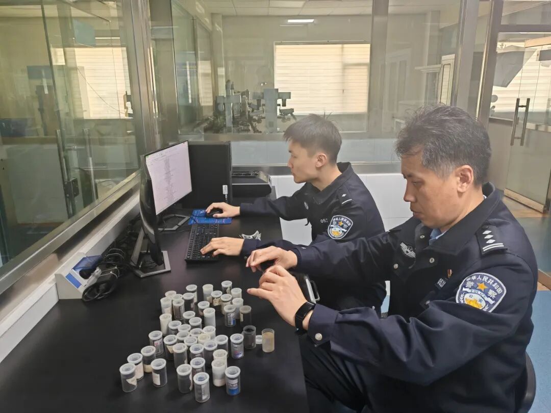 25年前女子殒命工地,警方过筛23.7斤血沙锁定犯罪嫌疑人! 25年前女子殒命工地,警方过筛23.7斤血沙锁定犯罪嫌疑人!