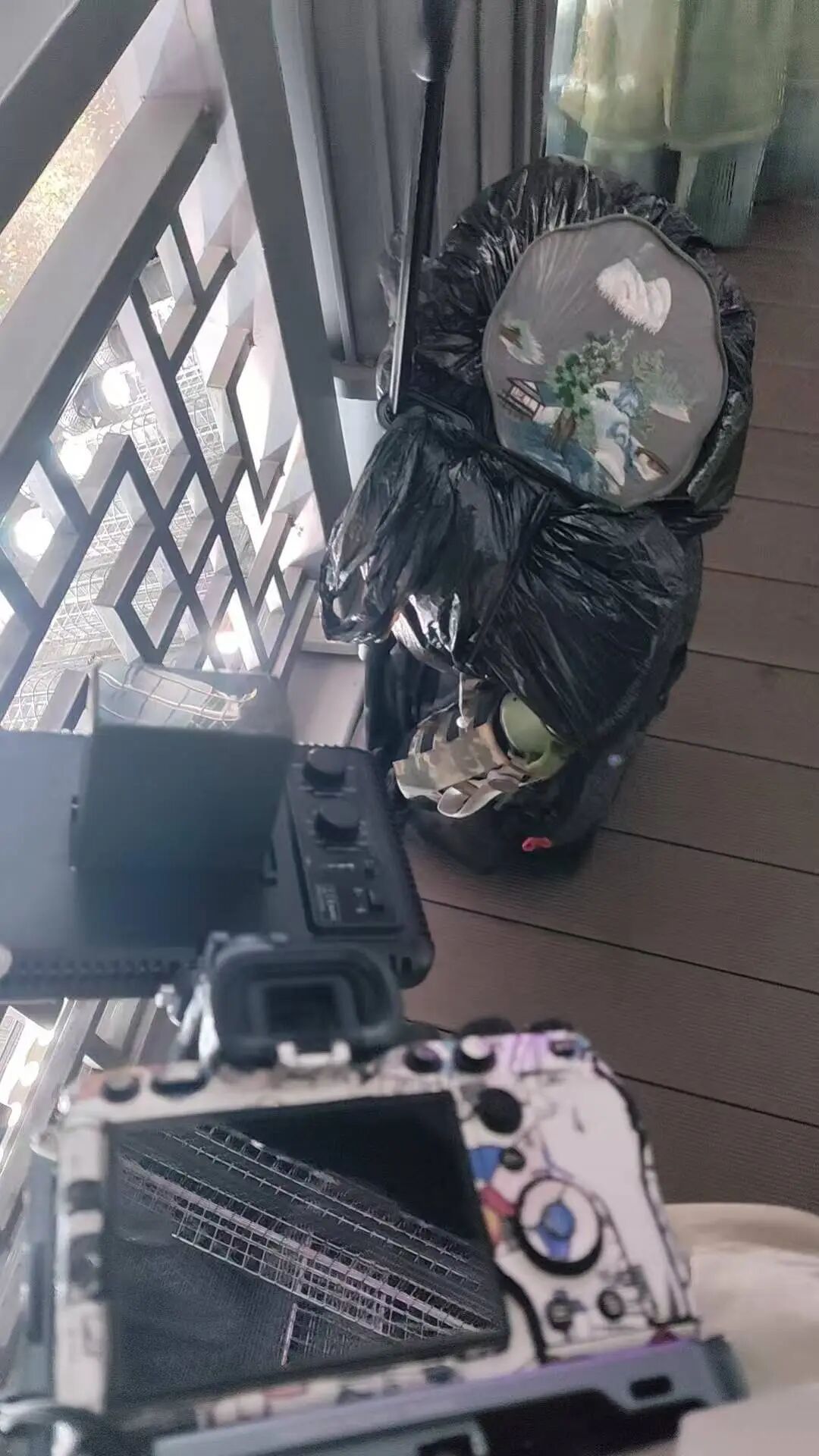 男子给妻子拍照遭景区驱赶,竟是因为设备太专业… 男子给妻子拍照遭景区驱赶,竟是因为设备太专业…