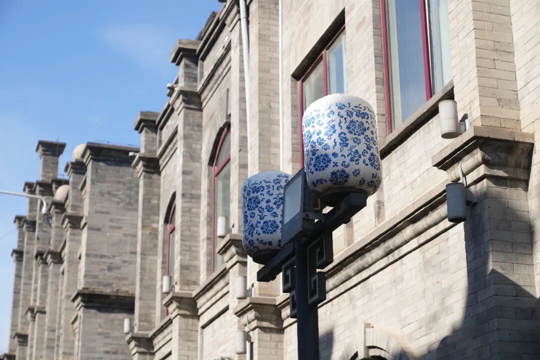 北京胡同里,悄悄多了些“新东西”?电箱穿新衣、路灯有“翅膀”…… 北京胡同里,悄悄多了些“新东西”?电箱穿新衣、路灯有“翅膀”……