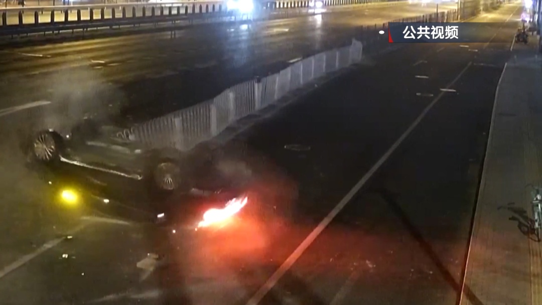 北京一辆轿车撞飞9片护栏后四轮朝天翻倒在地!法院判了! 北京一辆轿车撞飞9片护栏后四轮朝天翻倒在地!法院判了!