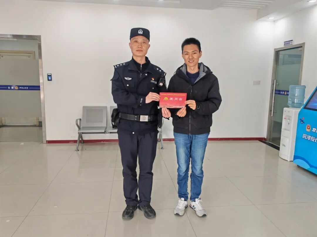 他纵身一跃，勇救落水老人