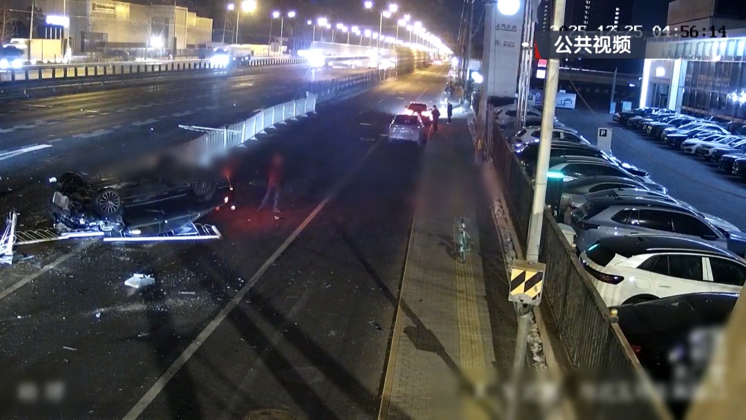 北京一辆轿车撞飞9片护栏后四轮朝天翻倒在地!法院判了! 北京一辆轿车撞飞9片护栏后四轮朝天翻倒在地!法院判了!