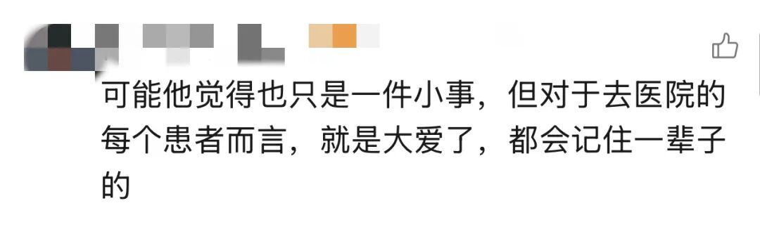蹲地给患者讲病情的军医，找到了！