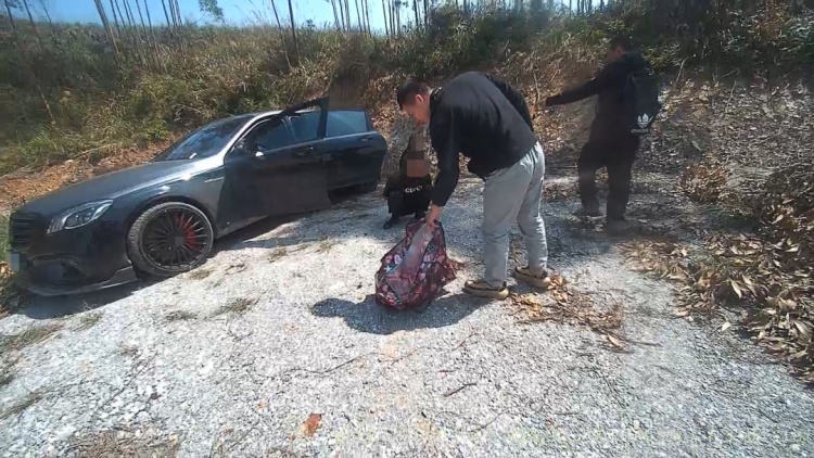两名年轻人被当场摁住!车上蛇皮袋装满现金…… 两名年轻人被当场摁住!车上蛇皮袋装满现金……