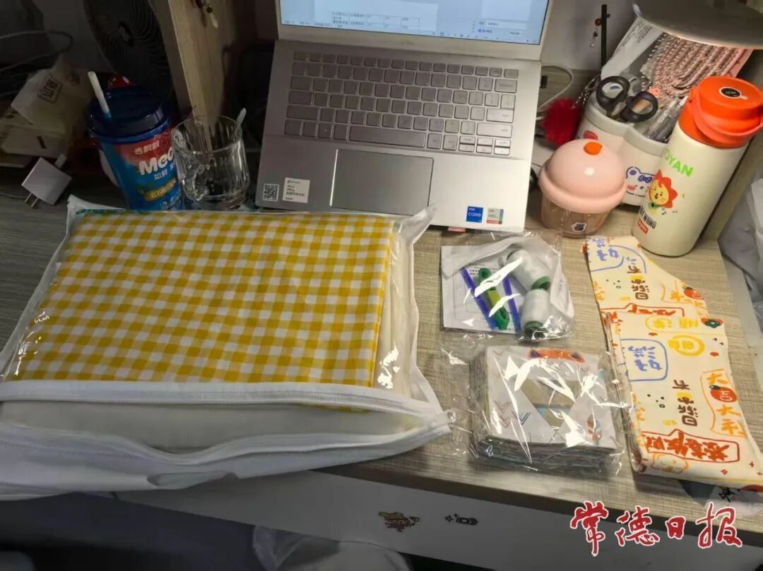 毕业两年的学生，为老师的宝宝缝了一床“百家被”