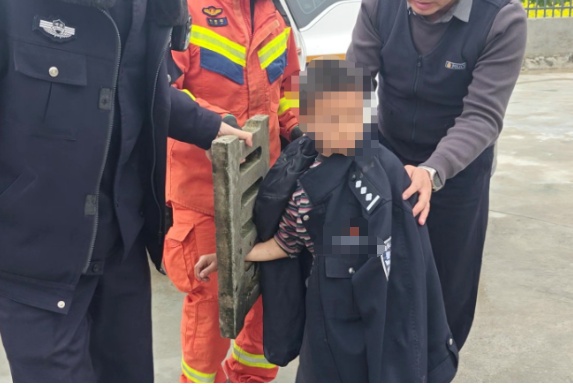 男孩身披警服，手“扛”下水道盖板走进了消防救援站......