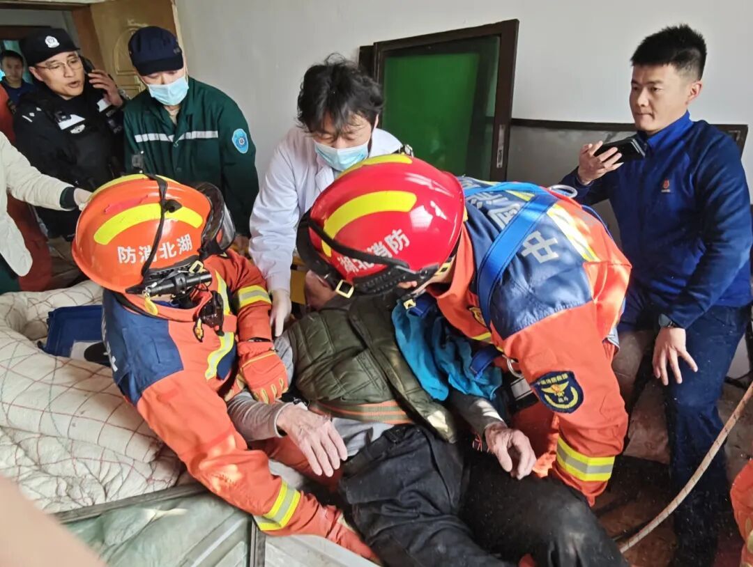 惊险!老人倒挂在七楼外,仅一只脚勾住生锈的遮阳棚…… 惊险!老人倒挂在七楼外,仅一只脚勾住生锈的遮阳棚……