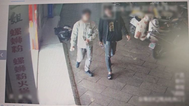 两名年轻人被当场摁住!车上蛇皮袋装满现金…… 两名年轻人被当场摁住!车上蛇皮袋装满现金……