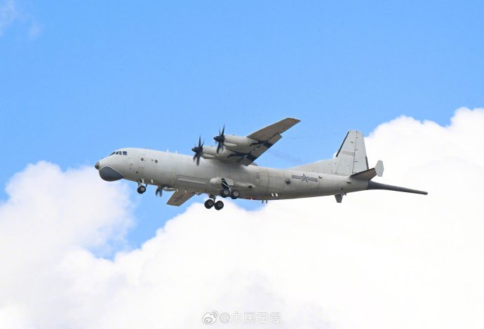 收藏!蓝天白云和战机太适配了 收藏!蓝天白云和战机太适配了